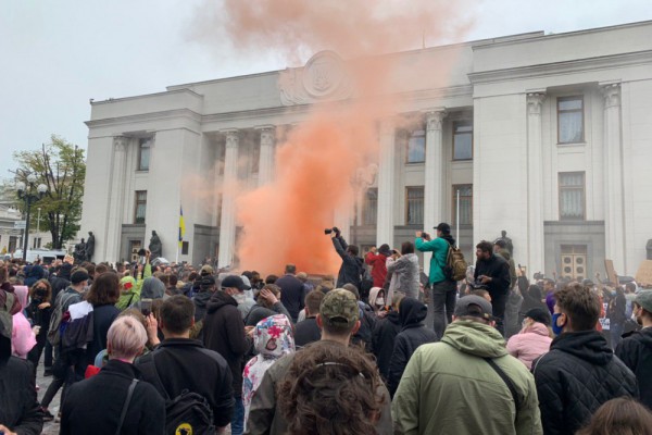 В Киеве устроили несколько митингов: протестующие собрались под Верховной Радой