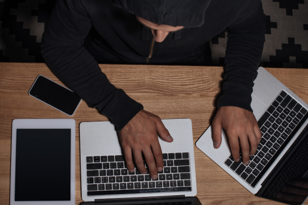 Как мошенники могут обналичить ваши карты, украв телефон. Инструкция по защите