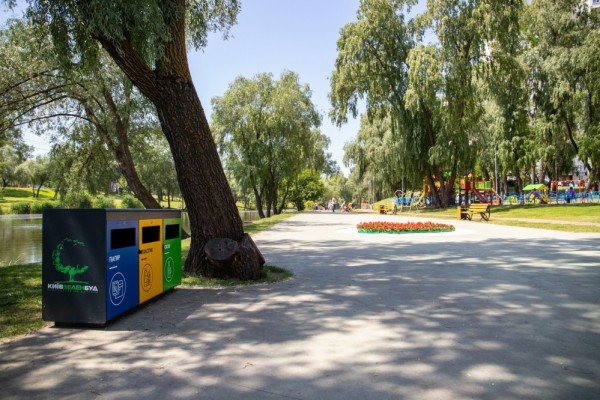 В одном из киевских парков появились новые контейнеры для сортировки мусора: фото