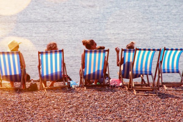 В Киеве полноценно открыли пляжи и разрешили купаться: фото и видео