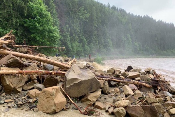 В Карпатах из-за ливней смыло дороги и мосты, а Буковель затопило