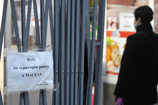 Без термометров, масок и дистанции: на рынках Киева нашли нарушения карантинных предписаний