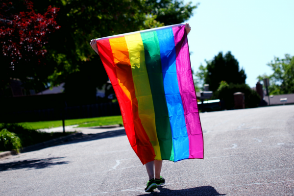 BMW, Toyota и Mercedes-Benz изменили логотипы, выступив в поддержку ЛГБТ-сообщества