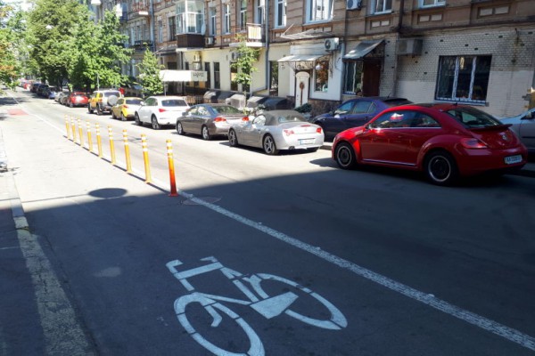 В Киеве расширилось число велодорожек: где появились новые велополосы и разметка