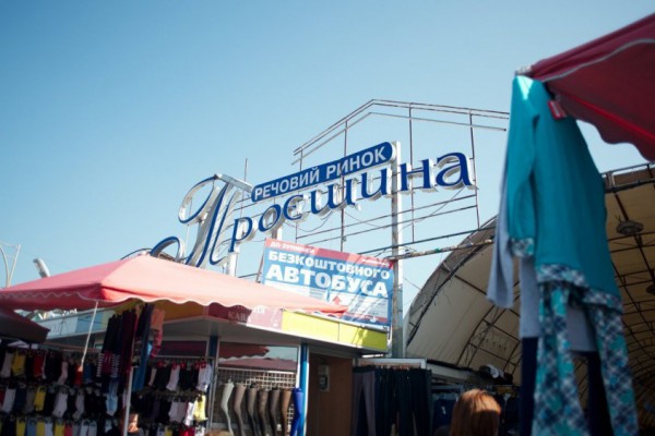 Жители Киева просят закрыть рынок на Троещине