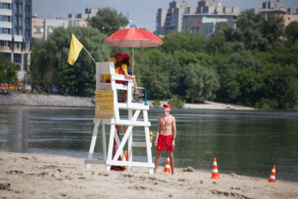 На всех пляжах Киева купаться не желательно: подняли желтый флаг