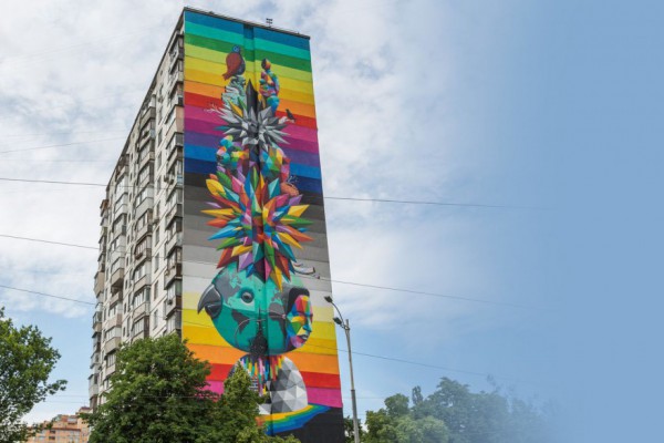 Девочка и енот: в Киеве появился новый мурал