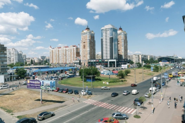 Возле метро 