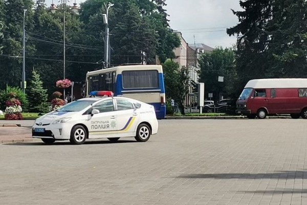 В Луцке, где мужчина захватил заложников, прогремел взрыв