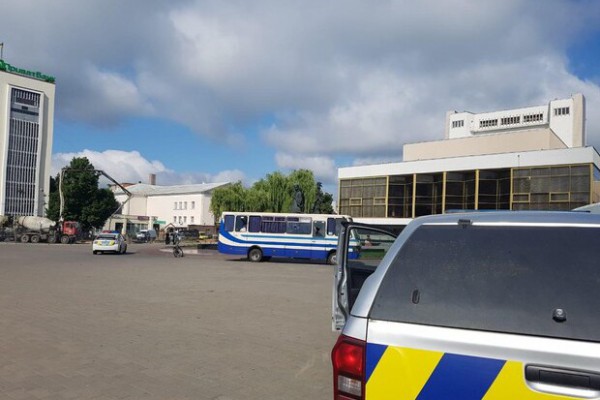 Луцкий террорист отпустил трех заложников. Видео