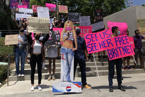 #FreeBritney: фанаты Бритни протестуют под судом