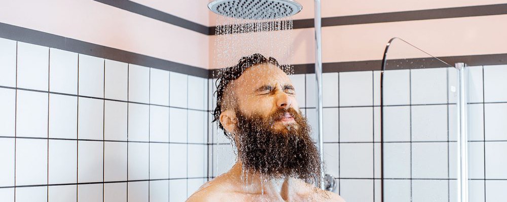 Начистоту: эксперты рассказали, как часто нужно принимать душ