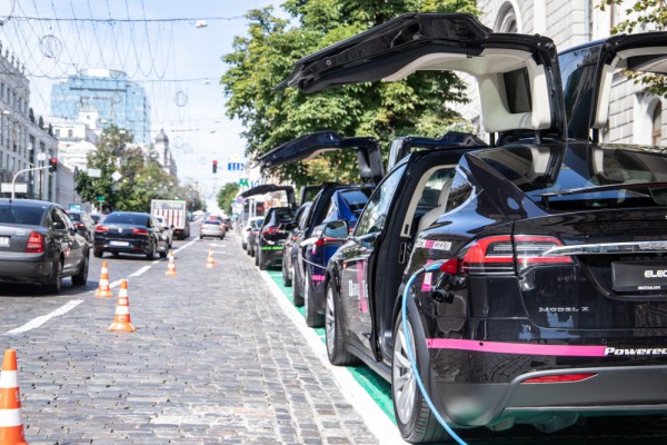 Парковки в центре Киева начали обустраивать зарядками для электрокаров: фото