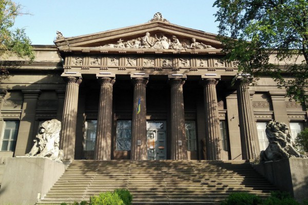 В Киеве из-за обвала портика закрыли Национальный художественный музей