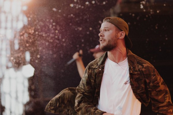 В Минске певец Макс Корж пришел на акцию памяти и присоединился к протестующим у изолятора