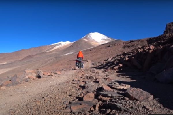 Велопутешественник из Одессы покорил вулкан высотой свыше 6 тысяч метров