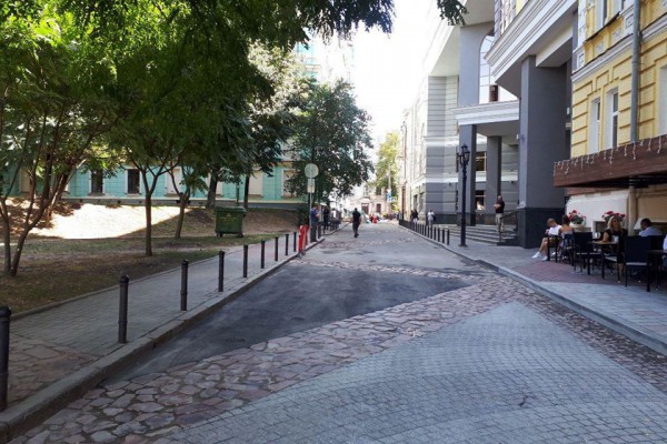 Один из переулков в центральной части Киева стал пешеходной зоной