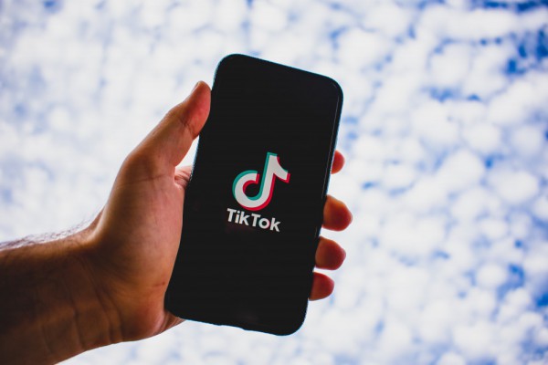 Тренды TikTok: пользователи затронули тему Холокоста и сделали ее популярной