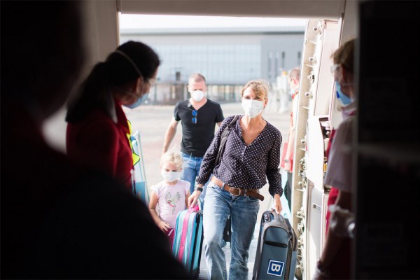 Крупные авиакомпании запретили заходить на борт пассажирам в масках с клапанами