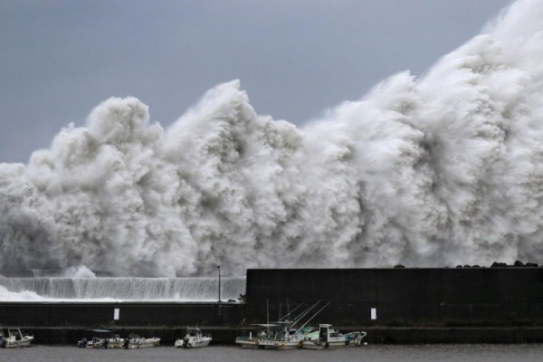 Мощный тайфун обрушился на Японию: несколько жителей остались без крыши над головой