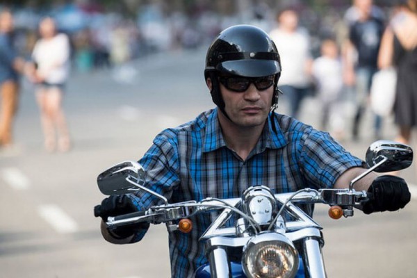 Кличко заглох на мотоцикле в центре Киева и заправился из баклажки. ВИДЕО