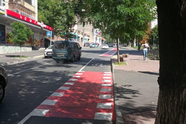На одной из центральных улиц Киева открыли новую велодорожку