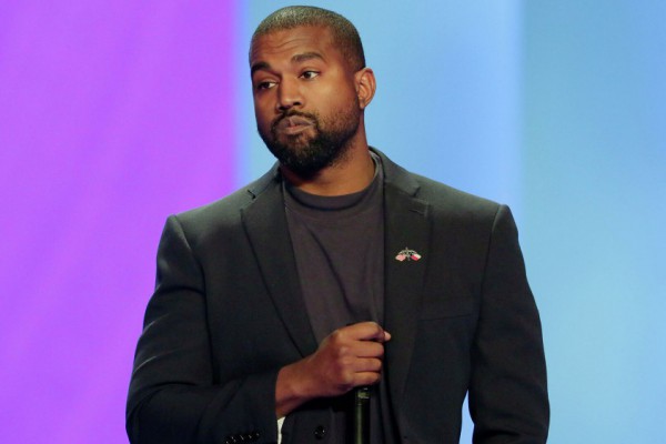 Американский рэпер Канье Уэст справил нужду на статуэтку 