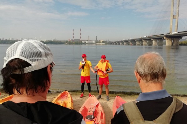 В Киеве активисты на каяках собрали более сотни килограммов мусора с Днепра