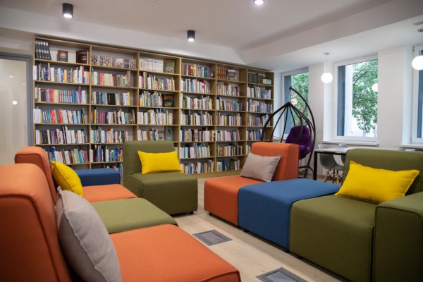 Современно и инновационно: как изменили детскую библиотеку на Троещине на библиохаб .ФОТО