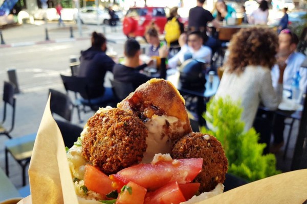 День вегетарианства: в Киеве приготовили 27-метровый рулет с фалафелем. Фото