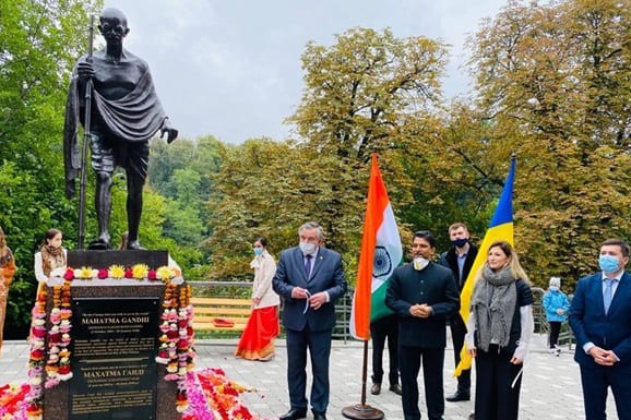Махатма Ганди и Оазис мира: в Киеве появился новый памятник. Фото и видео
