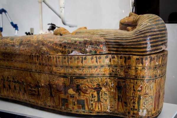 В Египте впервые вскрыли саркофаг с мумией, найденный в Гизе 2500 лет назад