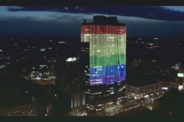 Один из ТРЦ Киева будет подсвечиваться радужным флагом в поддержку ЛГБТ-сообщества. Видео