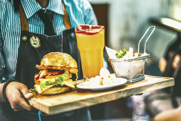 Битва официантов: в каких заведениях клиенты оценили сервис