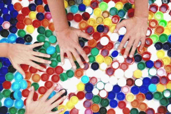 В Киеве собирают пластиковые крышечки, чтобы сделать из них скамейку: где можно сдать