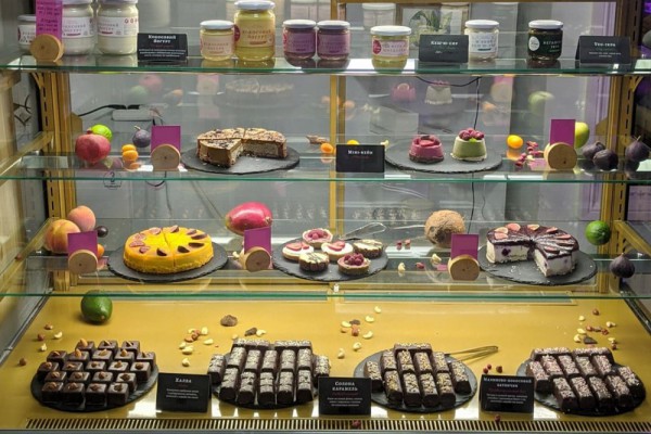 В центре Киева открылось новое заведение, где сладости на растительной основе