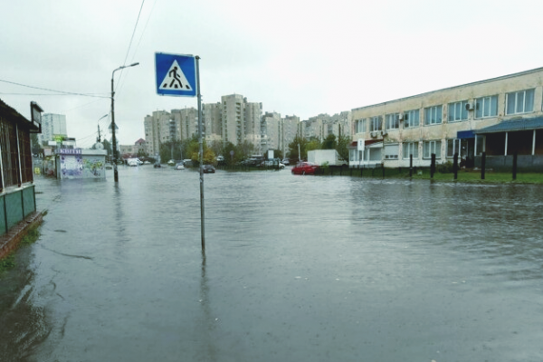 В Киеве из-за сильного ливня ряд улиц затопило и автомобили «плывут» по дорогам. ФОТО, ВИДЕО