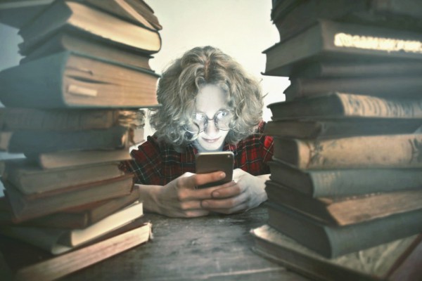 В украинских школах могут запретить ученикам и преподавателям пользоваться смартфонами