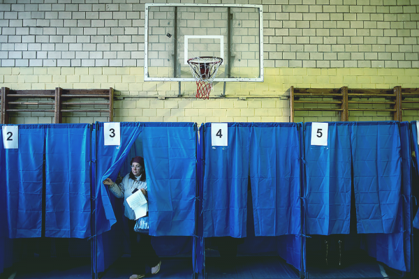 Проверка температуры и отдельные кабинки: как безопасно проголосовать в карантин киевлянам