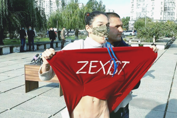 В Киеве активистка Femen задрала юбку перед Зеленским, пока тот шел на голосование. ВИДЕО