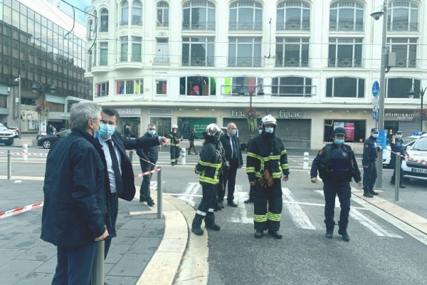 Во Франции произошел теракт: три человека убиты и есть раненые. Видео