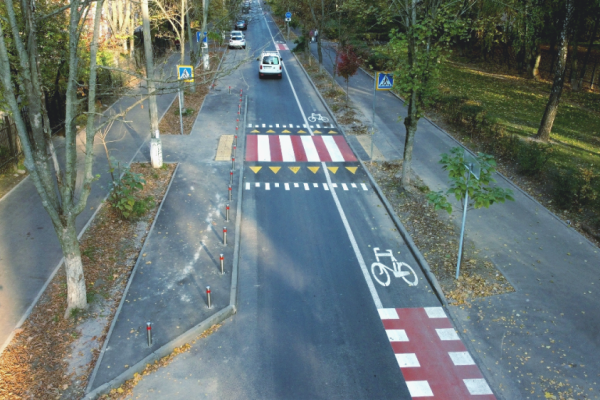 Накатаешься: В Киеве появилась новая велодорожка и места для парковки