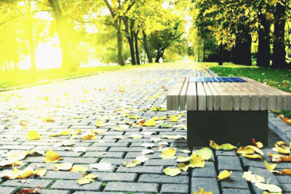 Отдыхай и зяряжайся: в Киеве возле КПИ появились лавочки с солнечными батареями