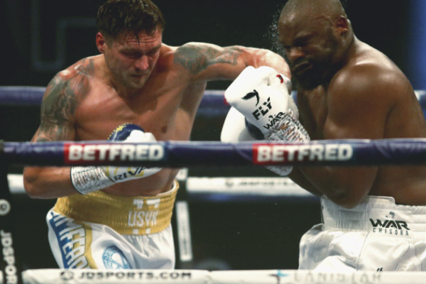 Украинский боксер Александр Усик одолел британца Чисору на ринге, а после они перекусили гамбургерами