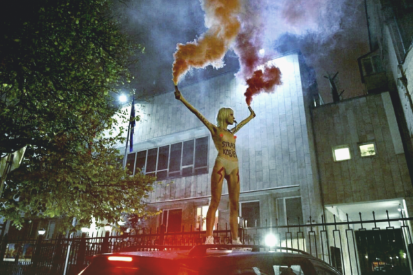 В Киеве Femen устроили новую протестную акцию с файерами и раздеванием. ВИДЕО