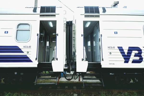 «Укрзализныця» показала отремонтированные вагоны СВ: как они выглядят снаружи и изнутри