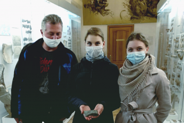 Под Киевом мужчина по дороге на работу обнаружил редкий артефакт возрастом 5 тысяч лет