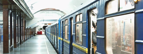 В метро Киева появились новые указатели, но не все пассажиры от них в восторге