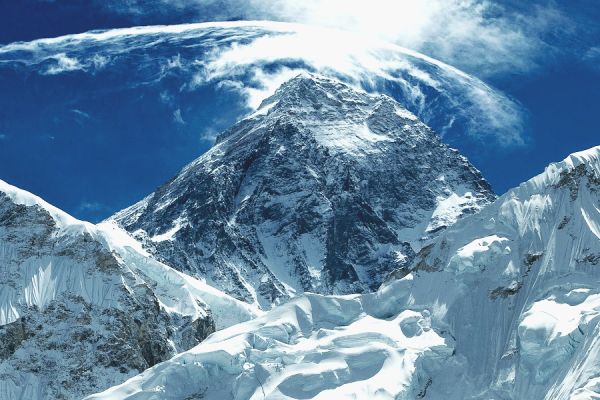 Экокатастрофа все ближе: на вершине горы Эверест нашли волокна пластика