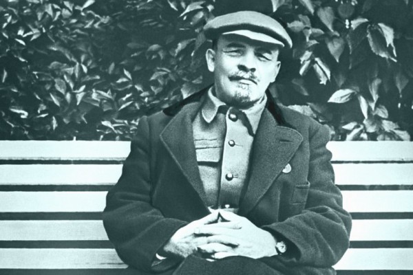 Позолоти ручку: в Киеве появился памятник Ленина с платными фотоуслугами